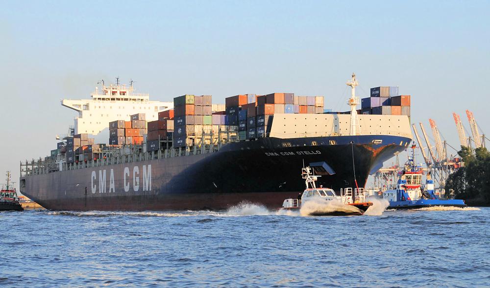 4871 CMA CGM OTELLO - Lotsenboot am Bug des Containerschiffs | Bilder von Schiffen im Hafen Hamburg und auf der Elbe